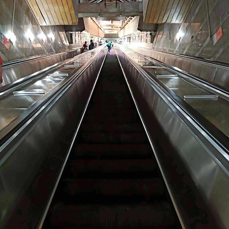 20 metros de elevadores e escadas rolantes 100 pessoas/min Escalões rolantes interiores