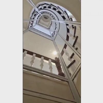 Elevador semicircular que economiza espaço.