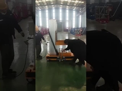 Elevadores de mastro verticais no armazém